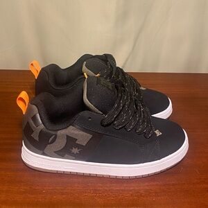 DC Men’s Court Graffik SQ Black Skate inspired Sneaker Shoes size Mens 7/ W 8.5